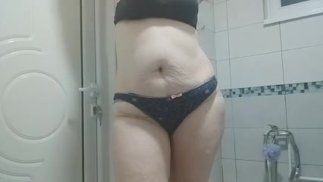 Wilde MILF erkundet sich selbst mit Spielzeug