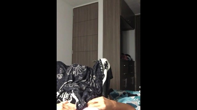 Faço sexo com a minha namorada até gozar.