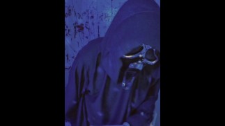 Призрачное лицо танцует в ванной (без порно)