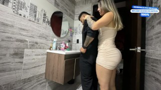 Парень, который ремонтирует мой дом, трахает меня в платье и без презерватива, пока мой муж уходит