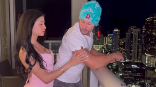 Erstaunliches Duo verbindet sich für eine heiße Miami Nacht