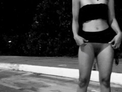 Desfilando pelas ruas de minissaia micro e mostrando tudo bunda buceta peito quase fomos pegos