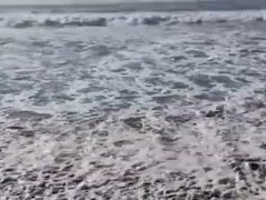 Salimos a caminar desnudos a la playa