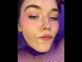 Грязная студентка открывает рот так широко, что туда могут поместиться сразу 3 члена