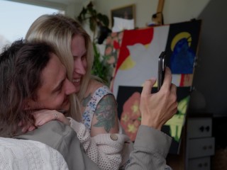 一对恩爱夫妻的亲密时刻——情感上的亲密慢慢变成充满激情的阳光性爱