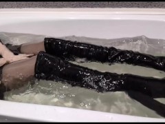 I'm too shy to bathe naked - Screenshot 9 of 16 - Alt Girl