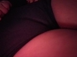 Нужно, чтобы ваше лицо было между 😉 ними