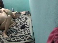 Grabo con el celular mientras me cabalga en la cama