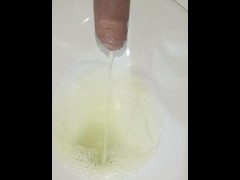 绝望的年轻人撒尿，早晨勃起，特写 - Screenshot 5 of 16 - Piss