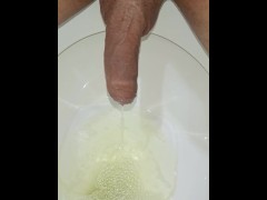 绝望的年轻人撒尿，早晨勃起，特写 - Screenshot 6 of 16 - Pissing