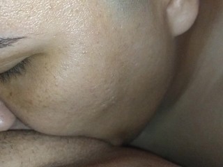 在一个粗暴的传教士之前与眼神交流吃屄的极端特写