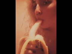 Kitten eats a banana 🍌