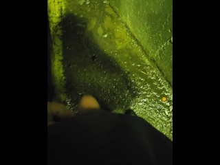 清晨在外面工作，快餐小便！