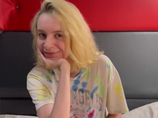 Eine Nuttige Studentin Verführt Einen Fremden Zu Extremem Sex in Einem Zug.