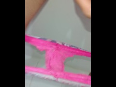 従順な女子高生が授業中にオナニーしてパンティーを下ろす、危うく発見されそうになる、それが私を興奮させる - Screenshot 4 of 16 - Mostrando Culo