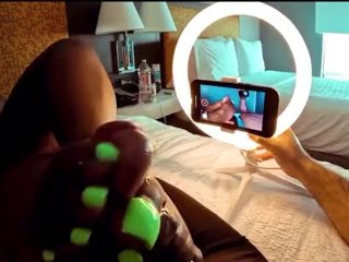 Она позволила мне подержать камеру FootJob