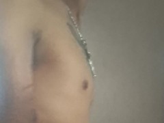 Me pongo cachondo y me masturbo asta correrme