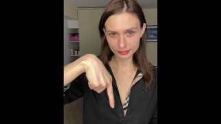 Mistress указывает вниз во время курения - подчиняйтесь ее приказам