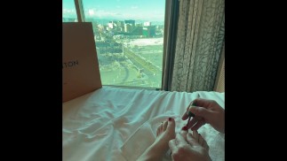 Красит маленькие сексуальные пальчики ног перед ужином