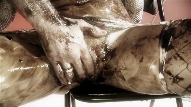 Брюнетка с большими сиськами Jodi James покрывается Chocolate, чтобы сосать и трахаться