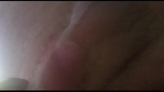 Пожилой парень играет с большим членом