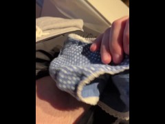 女友達の水玉パンツをティッシュ代わりにする屑 - Screenshot 14 of 16 - Cum Shot