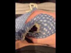 女友達の水玉パンツをティッシュ代わりにする屑 - Screenshot 3 of 16 - Fetish
