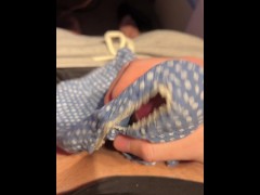 女友達の水玉パンツをティッシュ代わりにする屑 - Screenshot 4 of 16 - Masturbation