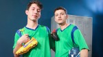 Товарищи по команде Jake Lotti и Loick Gauthier сходят с ума в раздевалке после потной тренировки - Latin Leche