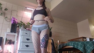 Возбужденная транс-девушка приходит домой и мастурбирует