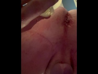 Гладкая пухлая сисси затыкает свою дырочку, находясь в клетке.