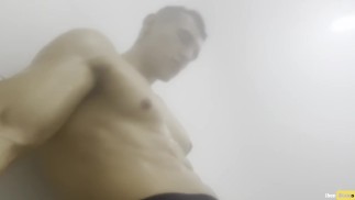 Ich erwische einen Schwulen, der mich im Badezimmer des Fitnessstudios ausspioniert