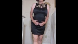 Bustybrendaxxx 尝试了几套性感的衣服来炫耀她的曲线