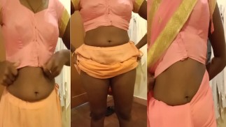 Моя непослушная тамильская жена дези в сари дразнит большую задницу после развлечения в отеле! ИндийскаяХотвайфX