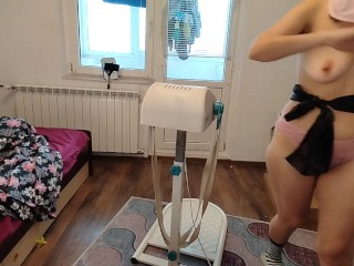 Sexy Mama Putzt Nackt. Brünette, Haarige Muschi, Große Titten, Großer Arsch.