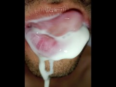 TONGUE, SLOOPY, SALIVA, SUMISO, GARGANTA, LECHE, SIX PACK PRIMER PLANO