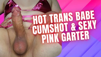 Hot Trans Babe Abspritzen & Sexy Pink Strumpfband