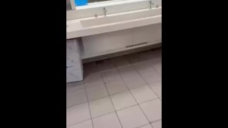 Показываю свою клетку целомудрия в аэропорту