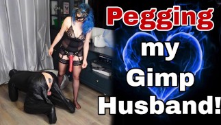 Femdom, baise anale avec un énorme gode ceinture ! Véritable BDSM amateur fait maison
