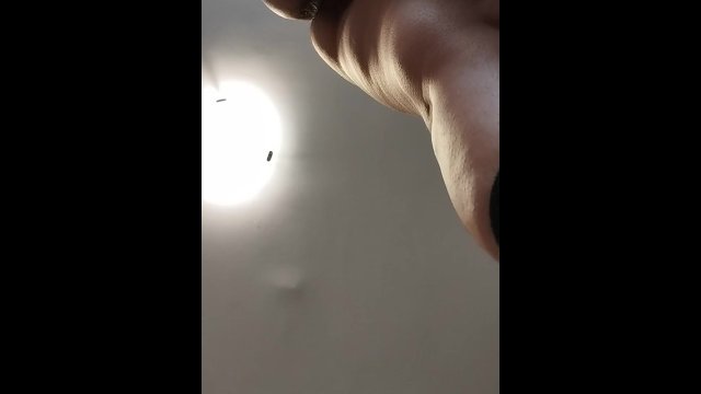 Maman sexy fait le ménage nu. Chaud latina chatte poilue, gros seins, gros cul.