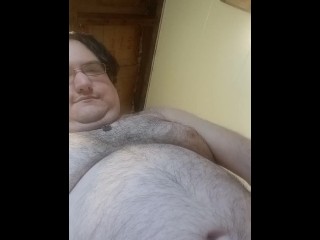 Sean мочится бумажным стаканчиком