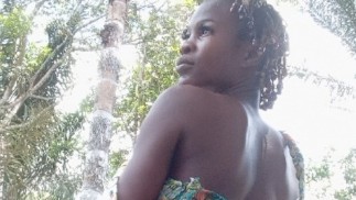 She took sum outdoor dirty pictures and ended up playing with her pussy