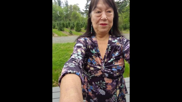Зиила Луз наслаждается увлажнением моей вагины, пока писает / писает на улице