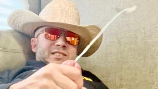 Ковбой с большим членом выпускает легендарную порцию - массивный камшот, который заслуживает контракта