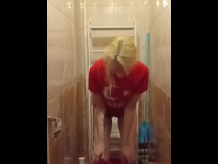 Миниатюрная тинка решила снять для вас видео о том, как она писает на корточках перед сном. - Screenshot 2 of 16 - Peeing