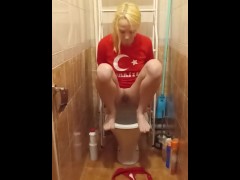 Миниатюрная тинка решила снять для вас видео о том, как она писает на корточках перед сном. - Screenshot 4 of 16 - Pissing