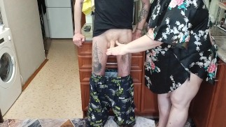 在婆婆的嘴里射精，她吞下了热精液