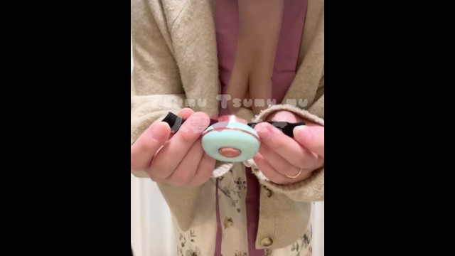 裸エプロンで乳首攻め❤家事中に絶頂する変態人妻【前編】