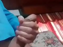 A chico la da verguenza mostrar su polla sin cortar