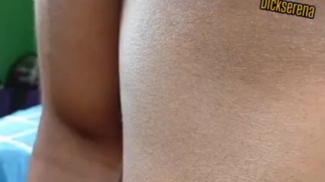 Она прокралась в мою спальню, чтобы подрочить мне и взорвать мой мозг своим нежным ртом.